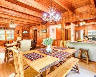Secluded Cabin on a mountain stream with water views from all rooms - Lenoir - Dining room