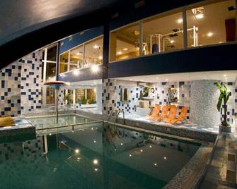 هوتل فيت آند فن - خاراتشوف - حوض السباحة