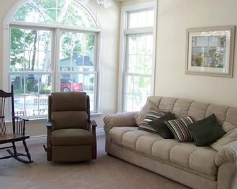 343 Oak Ave in Lakeside - Lakeside - Living room