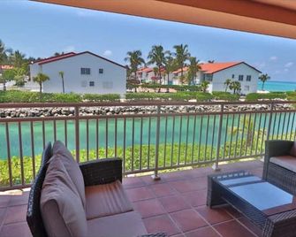 Sunset Balcony Views in Your Home Away From Home- Complete with Amenities 2 Bed - Port Royal - Balcony