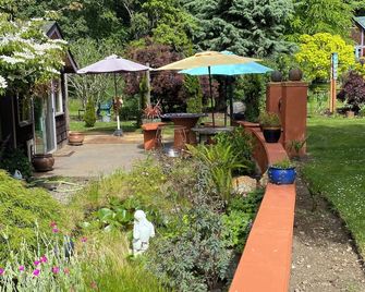 The Pottery at Reverie Gardens is your dream destination! - Sequim - Binnenhof