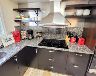 Comfortable 2bdr / 2bath Townhome Near Dulles Airport, Metro, Fast Gigabit Wifi - Herndon - Kitchen