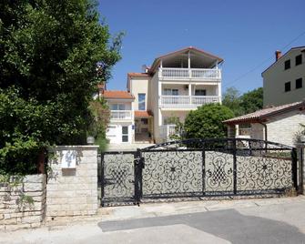 Apartments Domic - Banjole - Budynek