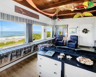 Ocean Front Retreat Cabin - Arch Cape - Living room