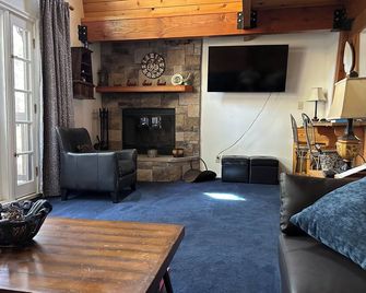 Pine cone cabin/ 150 feet from the lake - Green Valley Lake - Living room