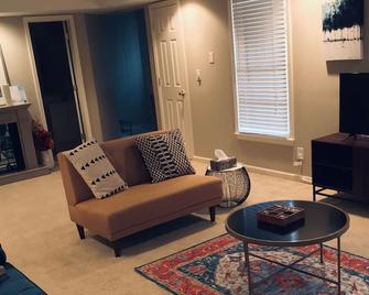 Boho Chic basement apartment - Kennesaw - Living room