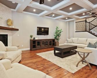 Book Entire Mansion! - Porterville - Obývací pokoj