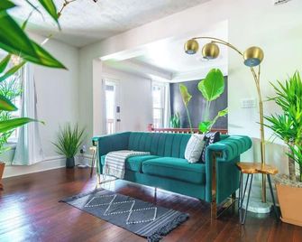Jungle House Columbus Short North Downtown Free Parking - Steps to Convention Center & Nationwide Arena - 2BR Luxury Home - Sleeps 8 - Over 5,800 Five Star Stays - Columbus