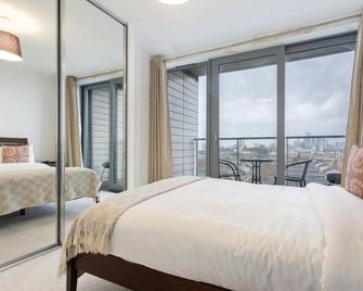 Modern 1 Bedroom Apartment Near Canary Wharf With Balcony - London - Bedroom