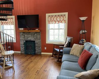 Come enjoy nature at Crooked Cabin - Saluda - Huiskamer
