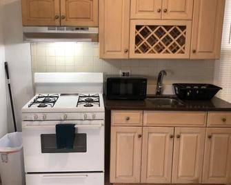 Private 2-bedroom apartment, NYC bus 5-min walk - Elizabeth - Kitchen