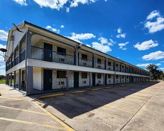 King Room with Kitchenette, Free Breakfast, and Parking! - Wharton - Building