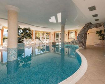 Hotel Kaserhof - Valles - Piscina