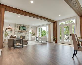 Langford Creek Estate | Waterfront W/ Hot Tub + Deck! - Chestertown - Sala de estar