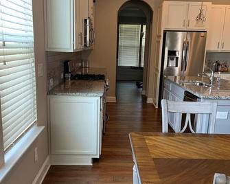 Beautiful 4 Bedroom Home - 2 month rental6 - Pineville - Kitchen