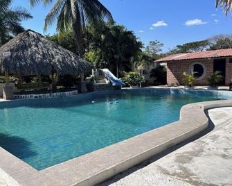 Ranch & Hostel La Casa del Sol - San Salvador - Pool