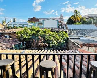 Urban Nest Hostel - Santa Ana - Balcón