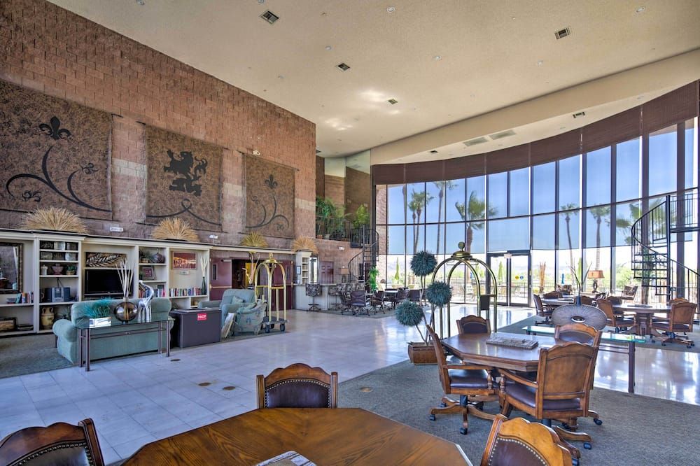 Walk to Golf & Beach: Queens Bay Resort Condo - Lake Havasu City - Hall d’entrée