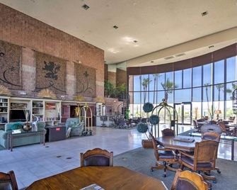 Walk to Golf & Beach: Queens Bay Resort Condo - Lake Havasu City - Lobi