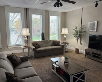 Entire 3 Bedroom Apartment on Historic Centerville Square near Lake Rathbun - Centerville - Salon