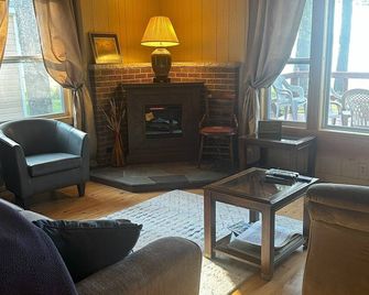 The Family Vacation You're Looking for on Birch Lake - Kewadin - Sala de estar