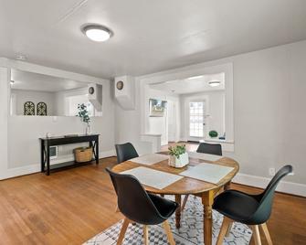 2-Bedroom Bungalow nestled close to Urban Centers - Vancouver - Dining room