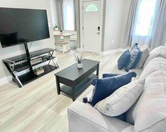 Noblesville Gem Near Music, Shops & History - Noblesville - Living room