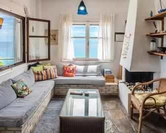 Sunny Beachfront Home - Moles Kalives - Wohnzimmer