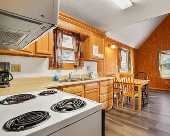 Retreat Cabin #6 | Hocking Hills, 2br Cabin - Logan - Küche