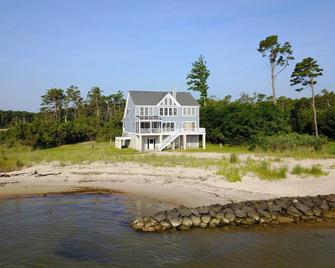 Modern House on a Private Beach - Relax in Paradise with OBX like environment. - White Stone - Edificio