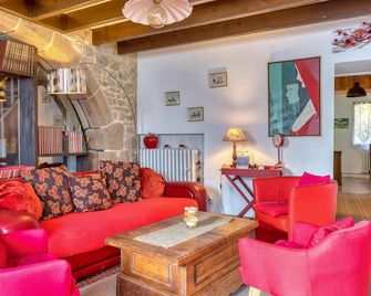 5 Bedroom Awesome Home in Villedieu-Les- - Villedieu-les-Poêles - Wohnzimmer