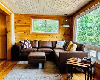 Quaint, Quiet Cottage with Cozy Bunkhouses - Bobcaygeon - Вітальня