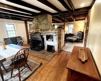 Quiet Historic Retreat - New Milford - Dining room