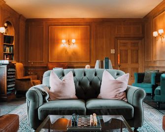 ثري كوكس هوتل - بريكون - ردهة