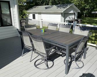 Modern Downtown Lake Geneva Charm Sleeps 8 - Lake Geneva - Patio