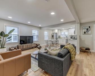 Spacious Downtown 2BR w/ Parking - Princeton - Soggiorno