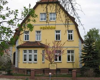 Double Room - Green Room - Pension Villa Martha - Burg Stargard - Building