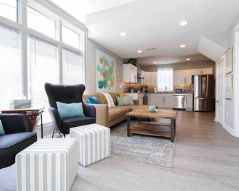 Lux 4-Bedroom Dsm Home, Great Location! - Des Moines - Living room