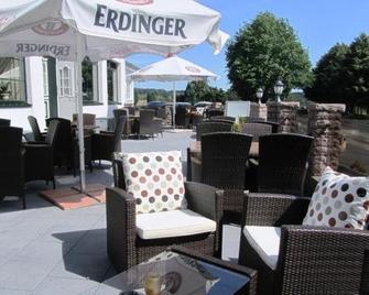 Akzent Hotel Cordes & Restaurant am Rosengarten - Rosengarten - Innenhof