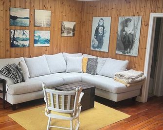 Family-Friendly Cottage on Lake Simcoe with Private Shared Beach Access - Georgina - Living room