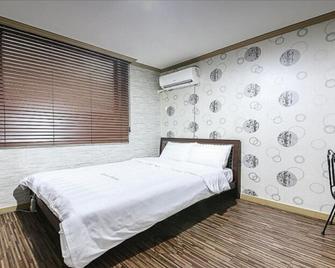Queen Motel Andong - Andong - Bedroom