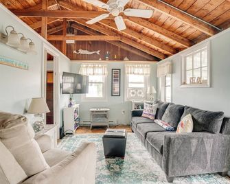 Rockport Cottage with Patio - Steps to Beach! - Rockport - Living room