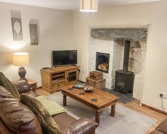 Weaver's Cottage, Pet Friendly, With Open Fire In Tremadog - Porthmadog - Living room