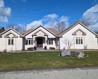 Picturesque Luxury Waterside Villa - Niagara Falls - Bygning