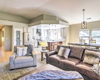 Charming Chester Home with Furnished Porch! - Westwood - Living room