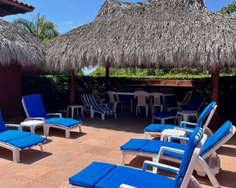 Remodeled villa, just a short walk to the public beach and town! - Ixtapa Zihuatanej - Binnenhof