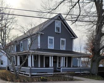 Quiet Family Neighborhood - Woburn - Building