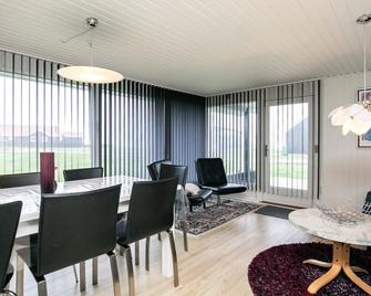 Spacious Holiday Home in Vinderup Denmark With Terrace - Vinderup - Comedor