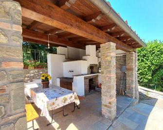 3 bed 2 bath house, private pool, wonderful gardens, walk restaurant, WIFI - Gallicano - Innenhof