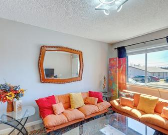Charming Killeen Apartment 3 Mi to Fort Cavazos! - Killeen - Living room